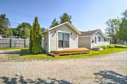 Tiny House Cottage 6 with Dock on Crooked Lake Apartment in Oden