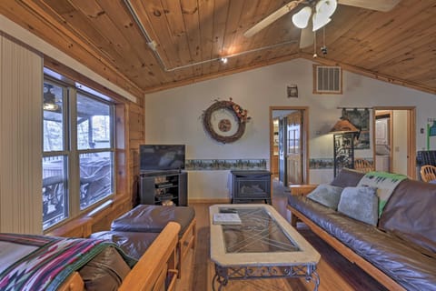 Bear Den Cabin Hot Tub, 4 Mi to Nantahala River Cabin in Fontana Lake