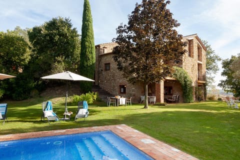 Property building, Patio, Spring, Day, Natural landscape, Garden, Garden view, Pool view, Swimming pool, sunbed