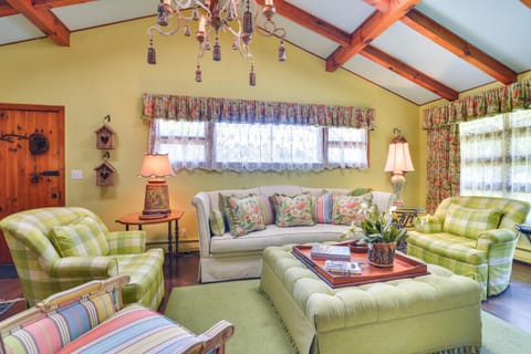 La Petite Chalet with Views in Blue Ridge Mtns! House in Mitchell County