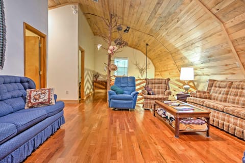 Rustic Taswell Cabin Grill and Walk to Patoka Lake! Cabin in Indiana