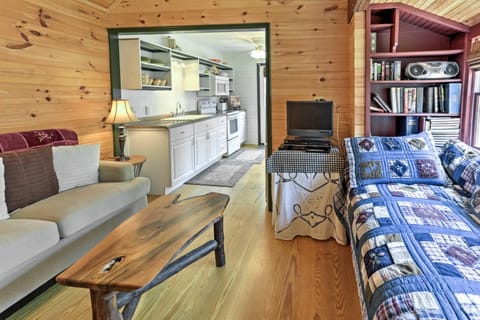 Walk to Lake George! Bolton Landing Cottage House in Bolton Landing