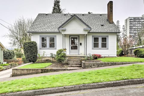 Central Eugene House with Updated Interior and Yard! House in Eugene