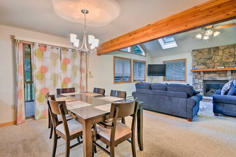 Walk to Beach Beautiful Lake Naomi Retreat! House in Lake Naomi