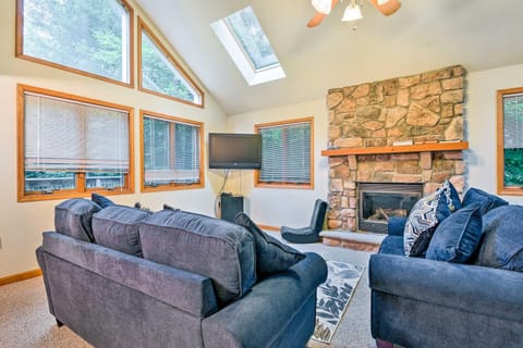 Walk to Beach Beautiful Lake Naomi Retreat! House in Lake Naomi