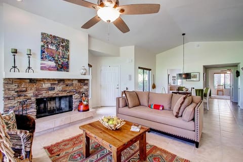 Country Club Home 2 BR, 2 BA and Den about 1 Mi to Golf House in Borrego Springs