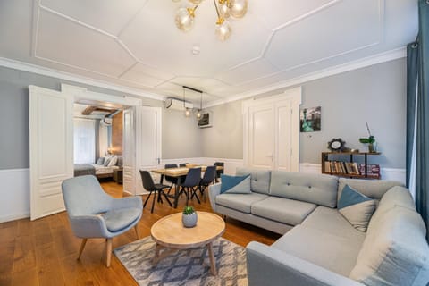 TV and multimedia, Living room, Seating area, Dining area, Landmark view, Mountain view, Street view, flat iron, air conditioner