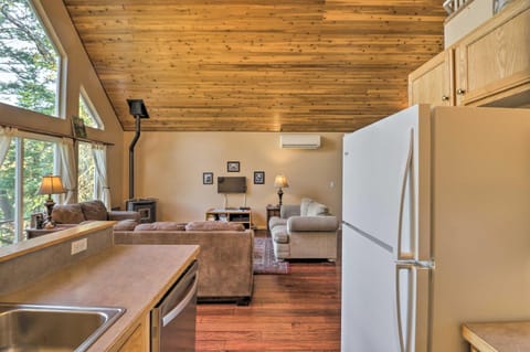 Riverfront Hungry Horse House with Large Deck! House in Hungry Horse