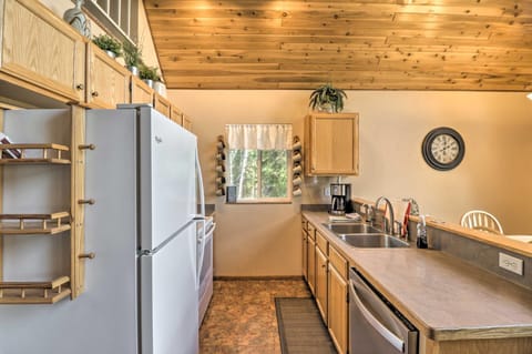 Riverfront Hungry Horse House with Large Deck! House in Hungry Horse