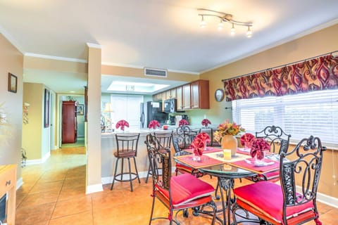 Sleek Pensacola Beach Condo Patio, Walk to Beach Apartment in Pensacola Beach