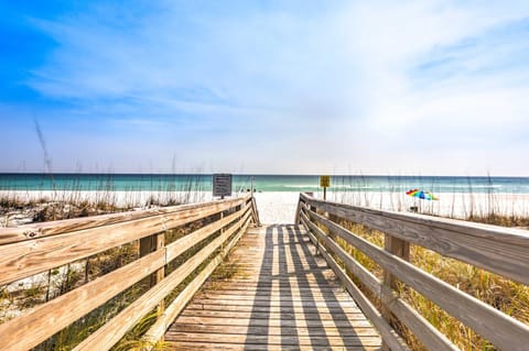 Sleek Pensacola Beach Condo Patio, Walk to Beach Apartment in Pensacola Beach