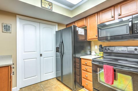 Sleek Pensacola Beach Condo Patio, Walk to Beach Apartment in Pensacola Beach