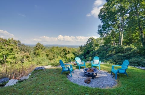 Hendersonville Home with Views - 3 Mi to Downtown! House in Laurel Park