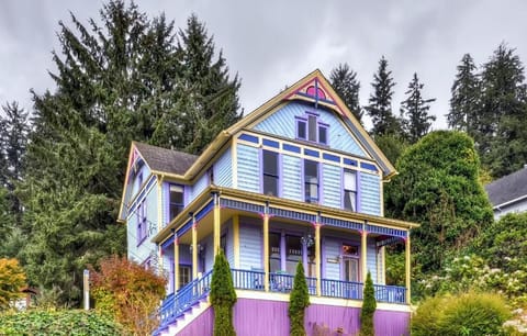 Astoria Painted Lady Historic Apt with River View! Apartment in Astoria