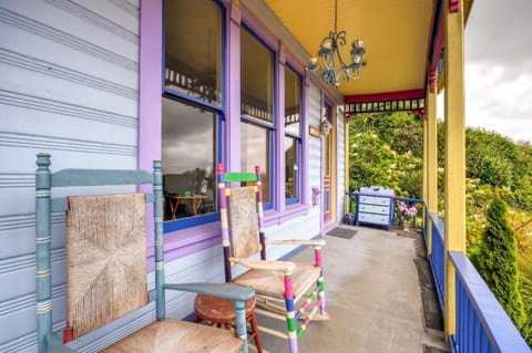 Astoria Painted Lady Historic Apt with River View! Apartment in Astoria