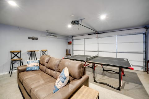 Walk to Lake Texoma! Modern Retreat with Game Room House in Lake Texoma