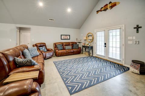 Walk to Lake Texoma! Modern Retreat with Game Room House in Lake Texoma