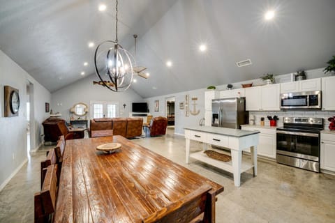 Walk to Lake Texoma! Modern Retreat with Game Room House in Lake Texoma