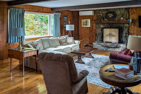 Chester Farmhouse on 100 Acres, 15 Min to Okemo! House in Chester