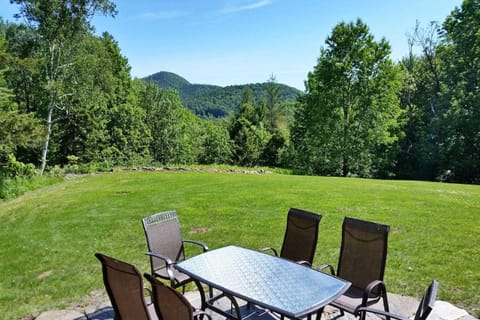 Chester Farmhouse on 100 Acres, 15 Min to Okemo! House in Chester