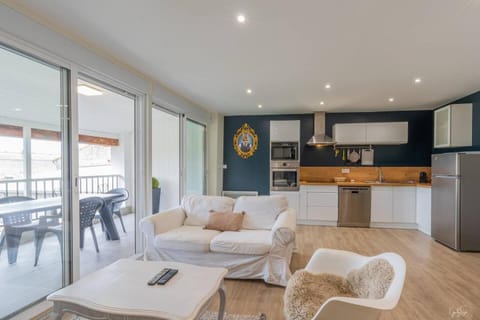 Kitchen or kitchenette, Living room, Seating area