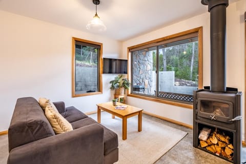 BBQ facilities, TV and multimedia, Living room, Seating area, flat iron