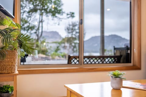 Nearby landmark, TV and multimedia, Seating area, Landmark view