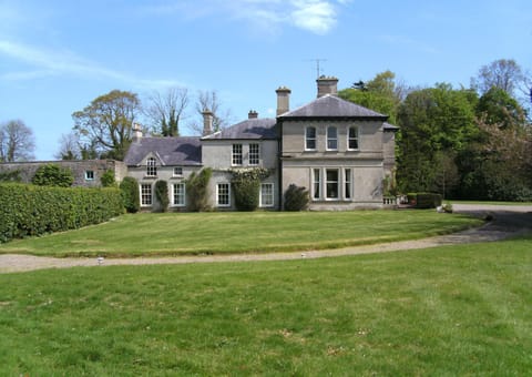 Property building, Facade/entrance, Day, Garden, Garden view