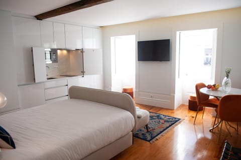 Bed, TV and multimedia, Kitchen or kitchenette, Photo of the whole room, Seating area, Bedroom