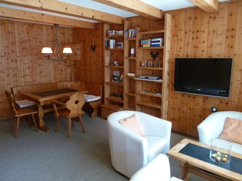 Photo of the whole room, Seating area