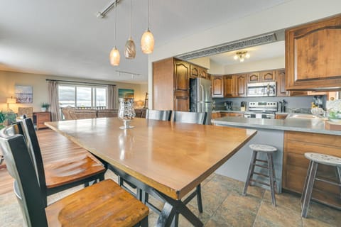 Lake Views and Grill Walk to Lake Huron and Dtwn Apartment in East Tawas