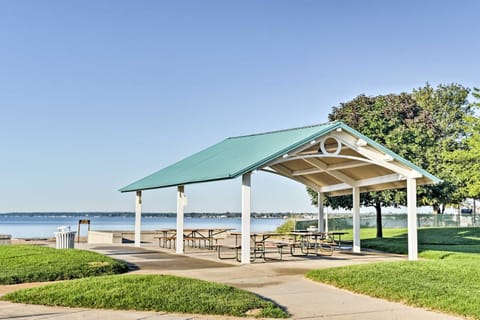 Lake Views and Grill Walk to Lake Huron and Dtwn Apartment in East Tawas