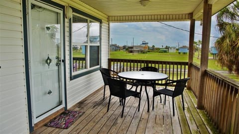Beach Access! Group-Friendly Galveston Retreat House in Galveston Island