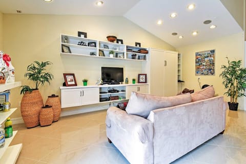 Fishing Dock and Canal Views Fort Lauderdale Home! House in Oakland Park