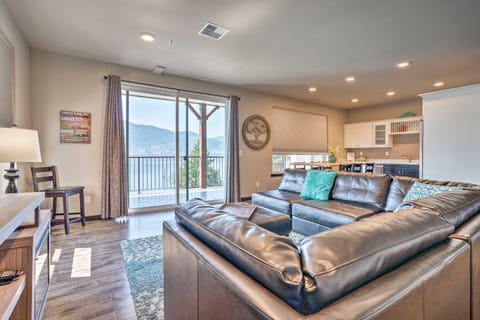 Modern Manson Condo with Pool and Lake Chelan Views! Apartment in Manson