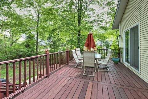 Hot Tub, Deck and Backyard Cozy Union Pier House! House in Union Pier