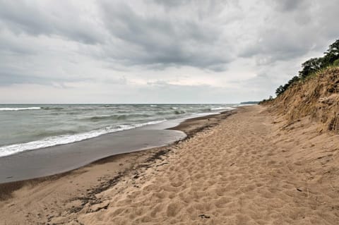Hot Tub, Deck and Backyard Cozy Union Pier House! House in Union Pier