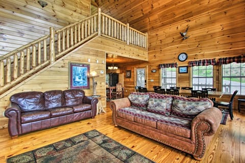 Expansive Gatlinburg Cabin Hot Tub, Deck and Grill! Cabin in Gatlinburg