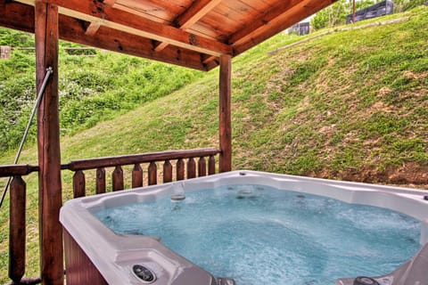 Expansive Gatlinburg Cabin Hot Tub, Deck and Grill! Cabin in Gatlinburg