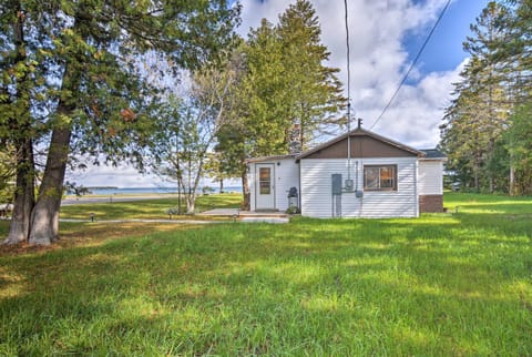 Lovely Lake Huron Getaway Beach Access and Kayaks! Apartment in Saint Ignace