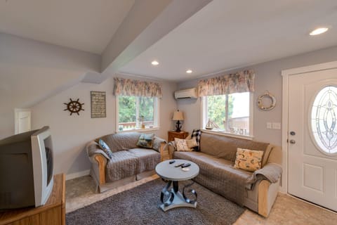 Herron Island Cabin with Deck Walk to Beach! Cabin in Herron Island