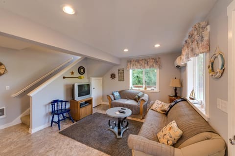 Herron Island Cabin with Deck Walk to Beach! Cabin in Herron Island