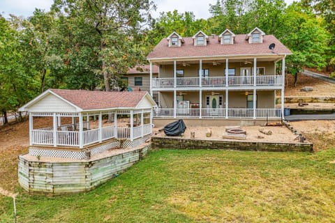 Waterfront Beaver Lake House with Deck and Fire Pit! House in Beaver Lake