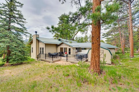 2 Mi to Downtown Home with Hot Tub in Estes Park! House in Estes Park