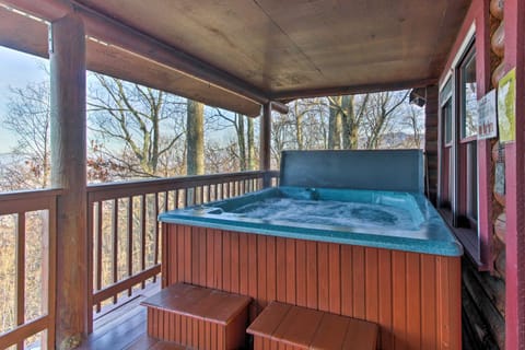 2 Mi to Ober Mtn Hot Tub and Deck at Cozy Cabin! Cabin in Gatlinburg