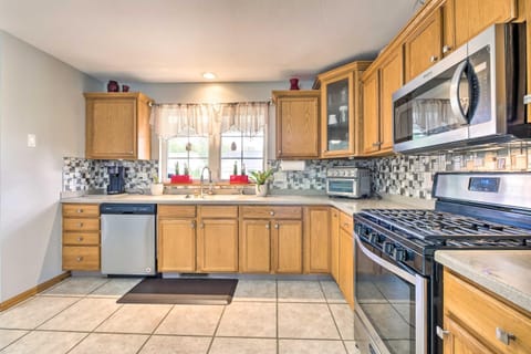 Large Cleveland Home with Fire Pit and Backyard! House in Brook Park