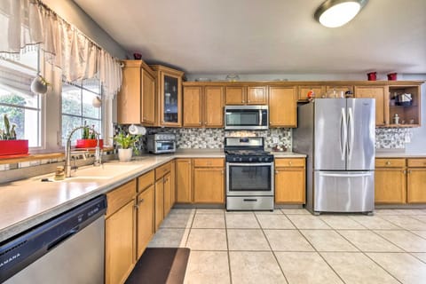 Large Cleveland Home with Fire Pit and Backyard! House in Brook Park