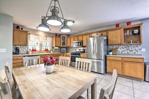 Large Cleveland Home with Fire Pit and Backyard! House in Brook Park