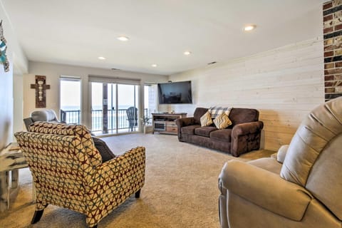 Beachfront Lincoln City Condo-Patio and Pool Access! Apartment in Lincoln Beach