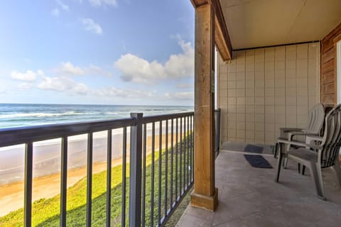 Beachfront Lincoln City Condo-Patio and Pool Access! Apartment in Lincoln Beach